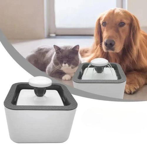 Fuente de agua gris y blanca para mascotas, con gato y perro al fondo; imagen del proveedor