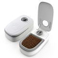 Comedero programable automático blanco con temporizador de perilla y tapa abierta con croquetas